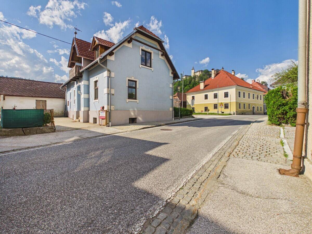 Seitenansicht des Hauses von der Straße mit Blick auf die umliegende Bebauung.
