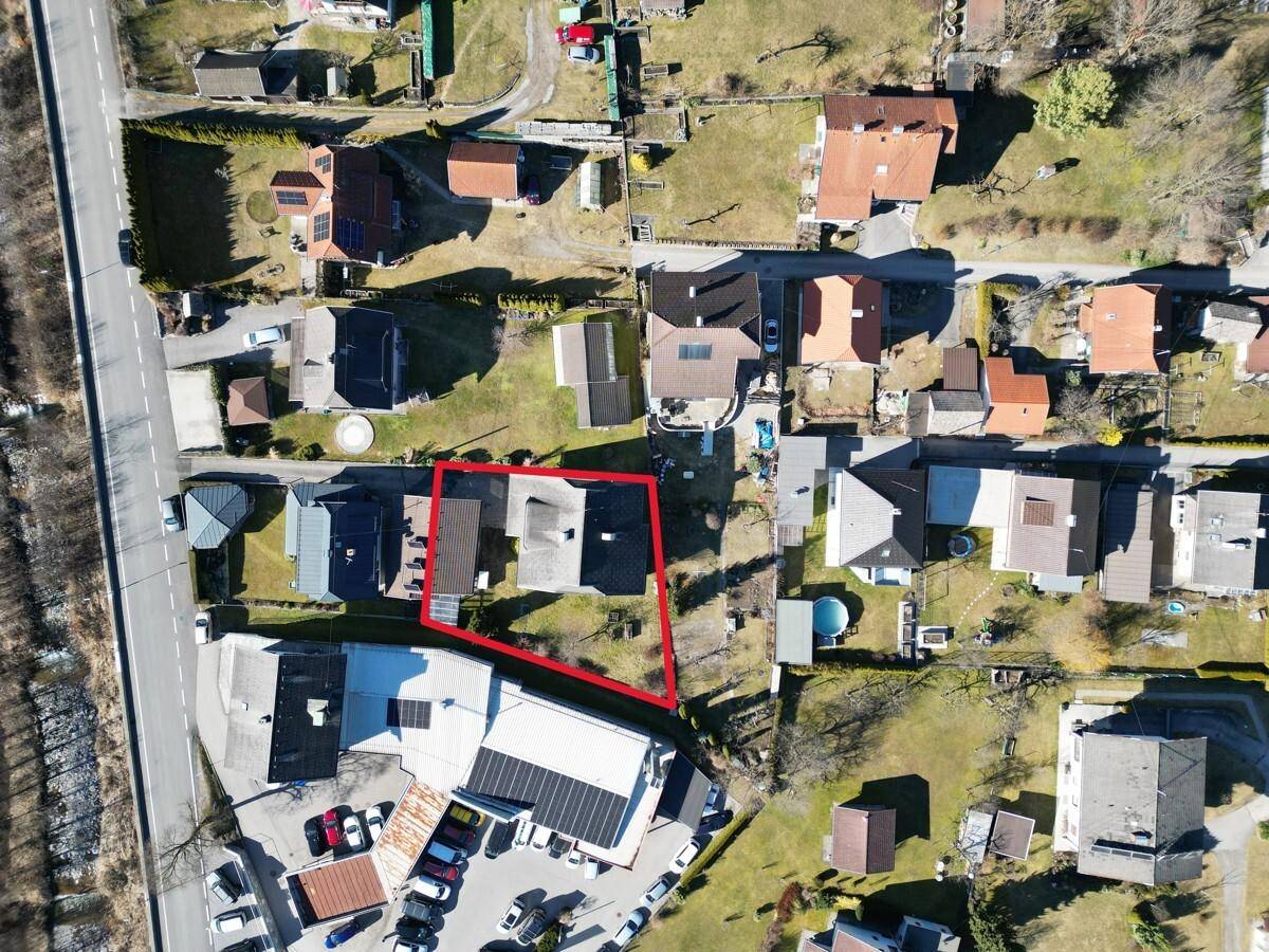 Luftaufnahme des Grundstücks mit Wohnhaus und umliegenden Gebäuden.