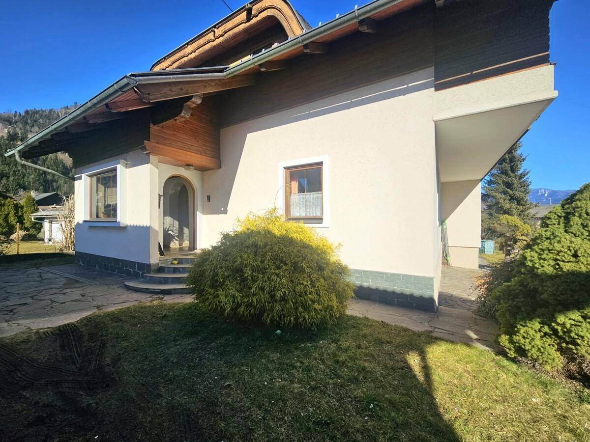 Vorderansicht des Hauses mit gepflegtem Vorgarten und Eingangsbereich.