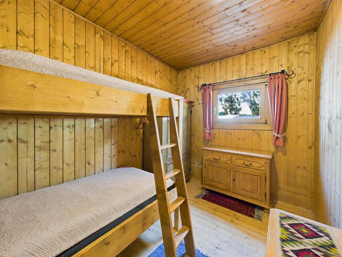 Kinderzimmer mit Etagenbett und Holzvertäfelung, ideal für Gäste oder Familien.