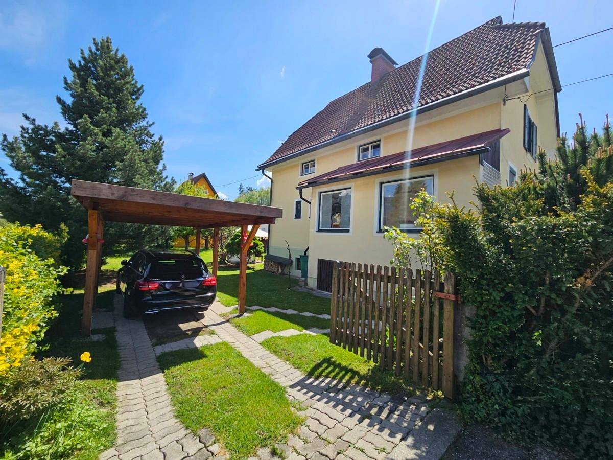 Zufahrt mit Carport