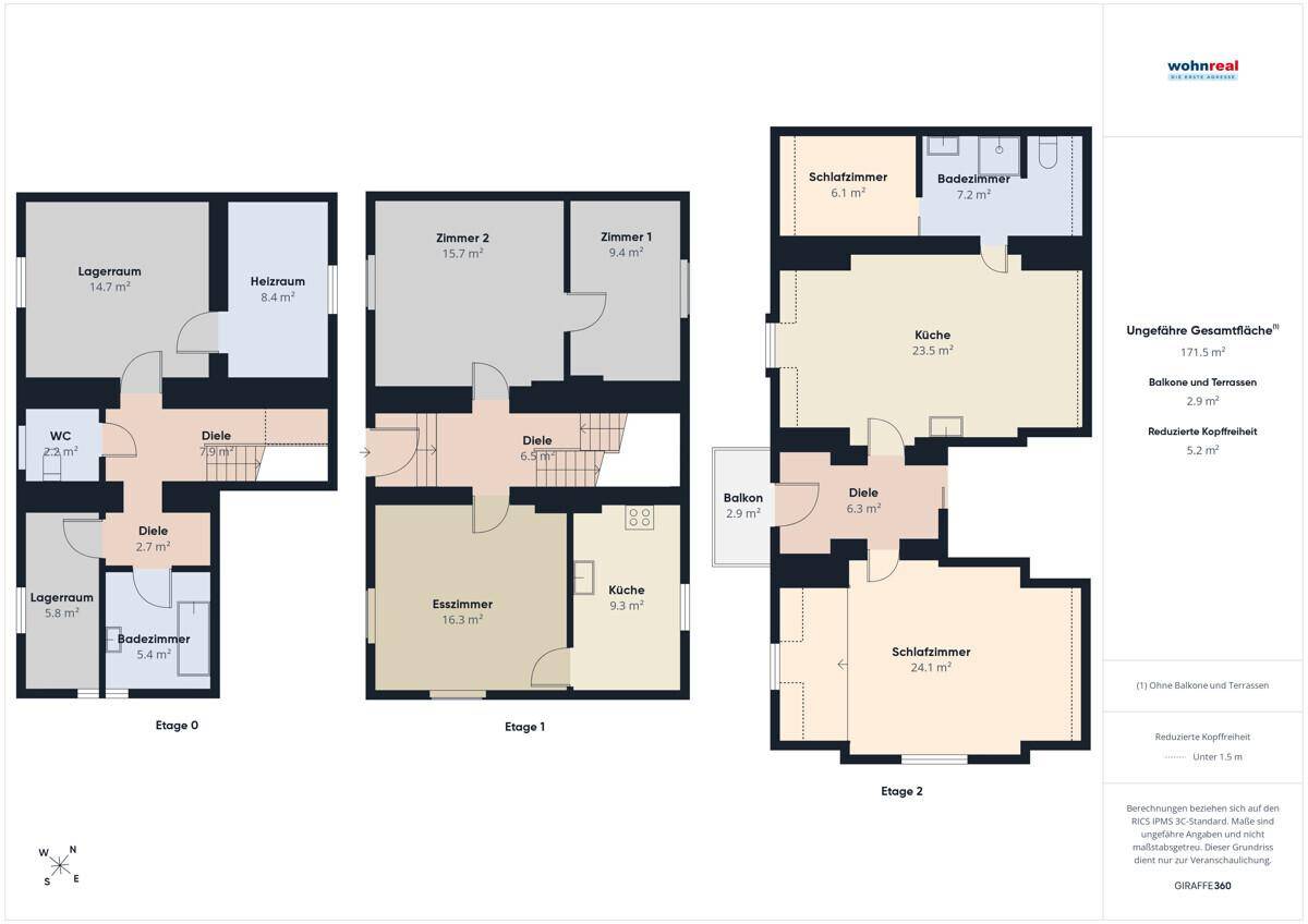 Grundriss des Hauses über drei Etagen mit verschiedenen Zimmern und Balkon.