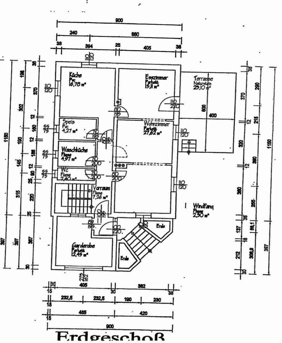Grundriss des Erdgeschosses mit Küche, Wohnzimmer, Esszimmer und Terrasse.