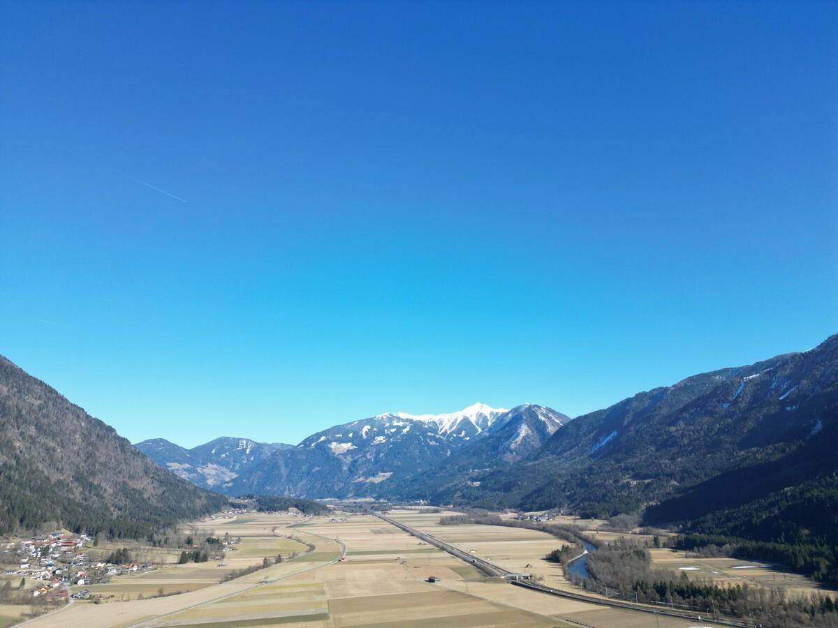 Weitläufiger Panoramablick auf die schneebedeckten Berge und das Tal.
