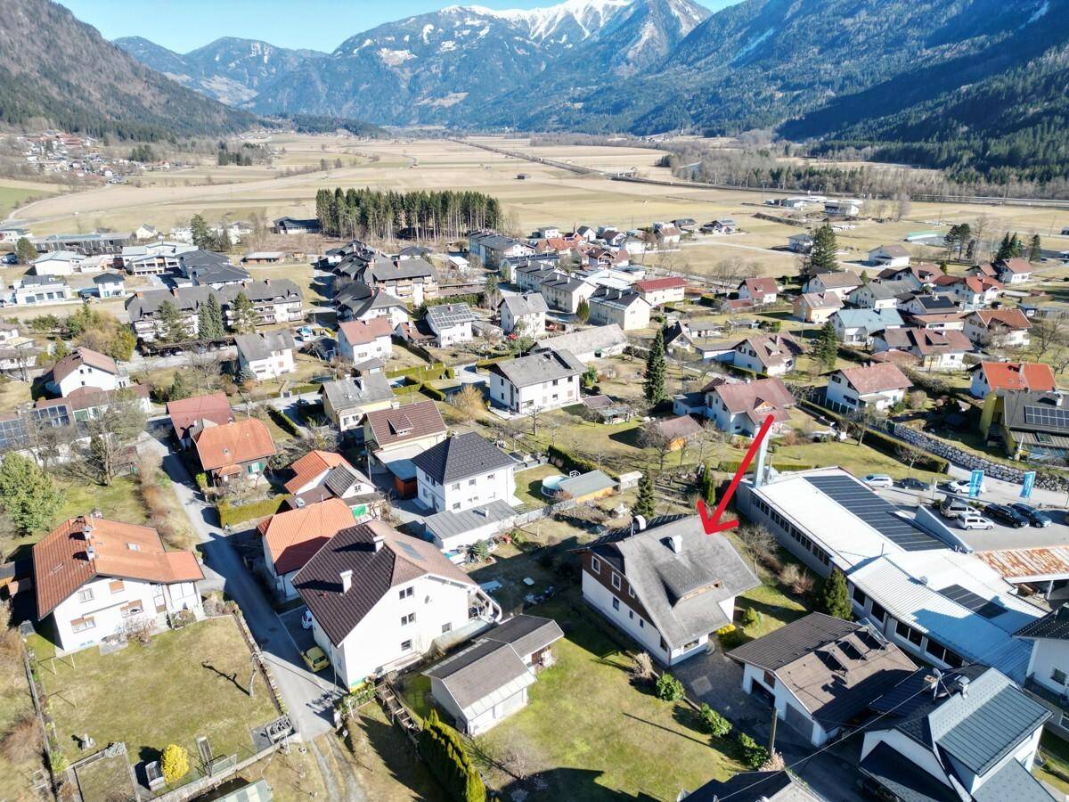 Luftaufnahme des Hauses in der Siedlung mit umliegender Berglandschaft.