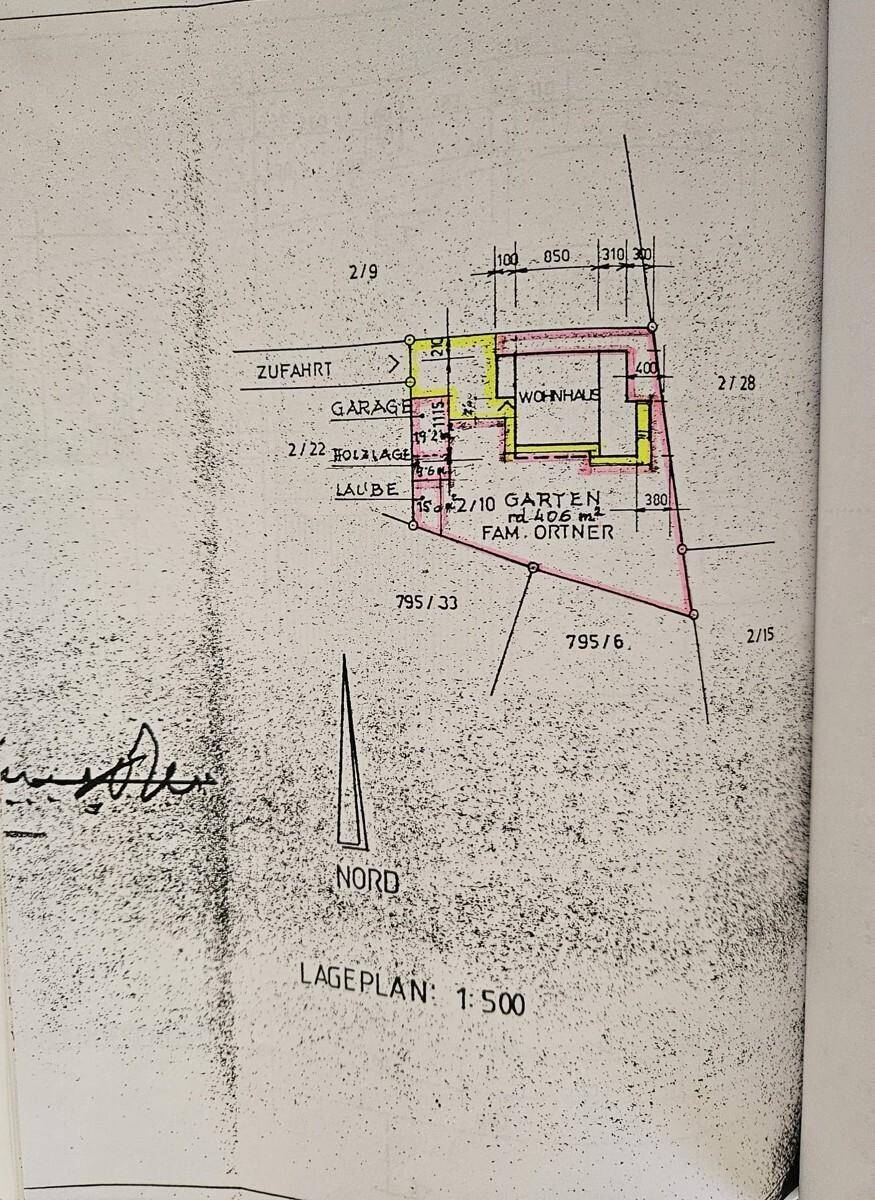 Lageplan des Grundstücks mit Zufahrt, Garage und Wohnhaus.