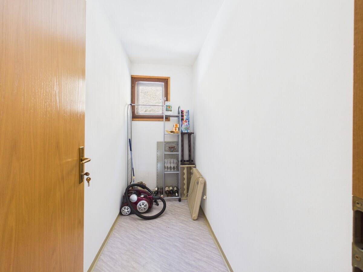 Kleiner Abstellraum mit Fenster, ideal für Haushaltsgeräte und Lagerung.
