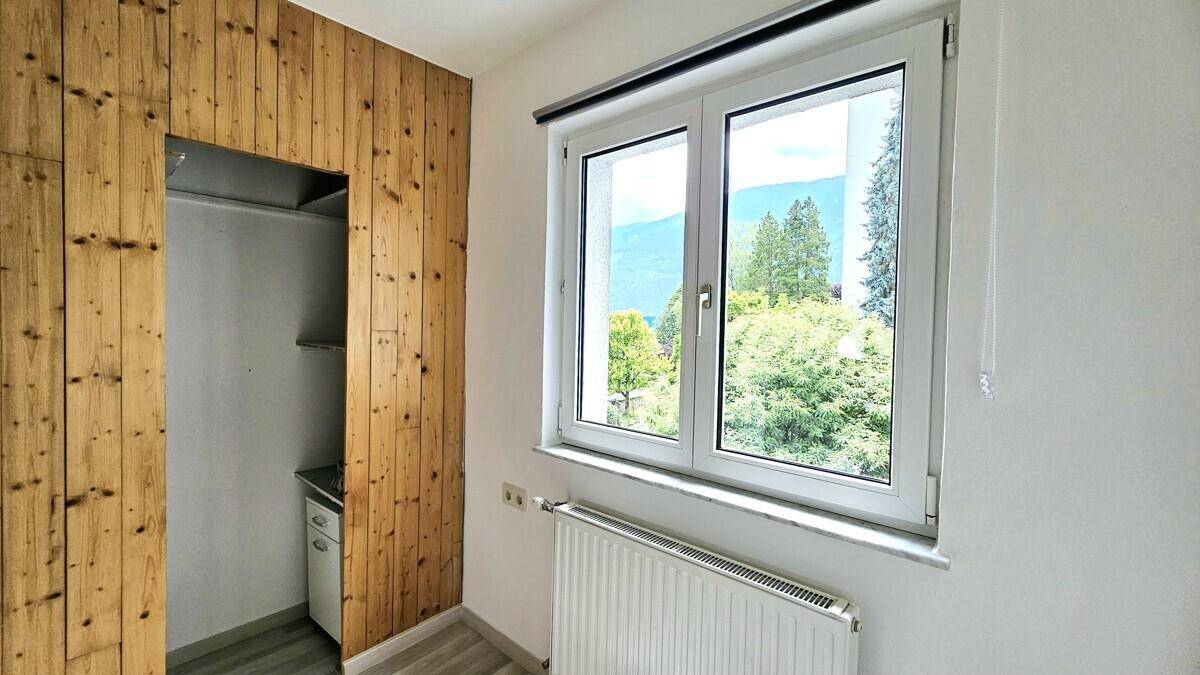 Fenster im Schlafzimmer bietet einen schönen Blick auf die umliegende Berglandschaft.