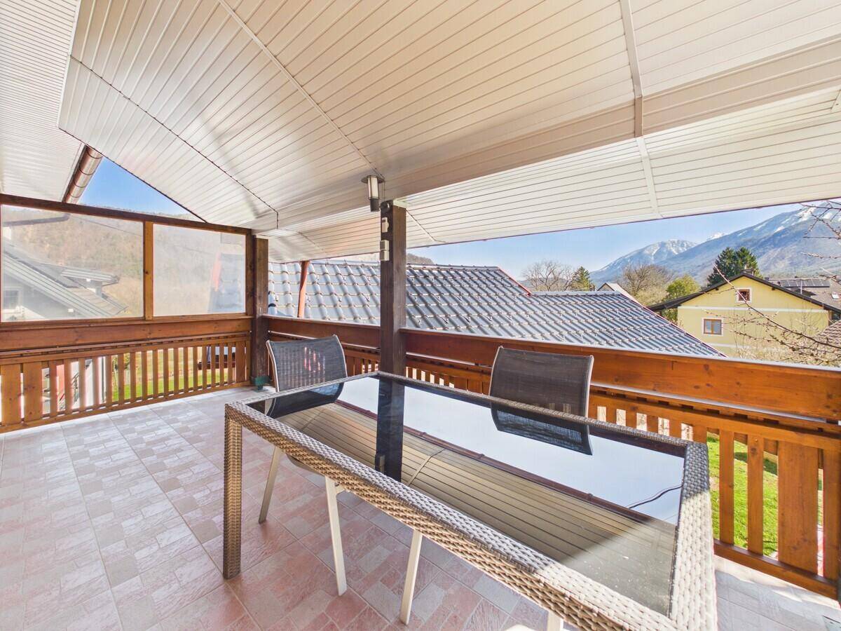 Geräumiger Balkon mit Esstisch und Stühlen, ideal für Mahlzeiten im Freien mit Bergblick.