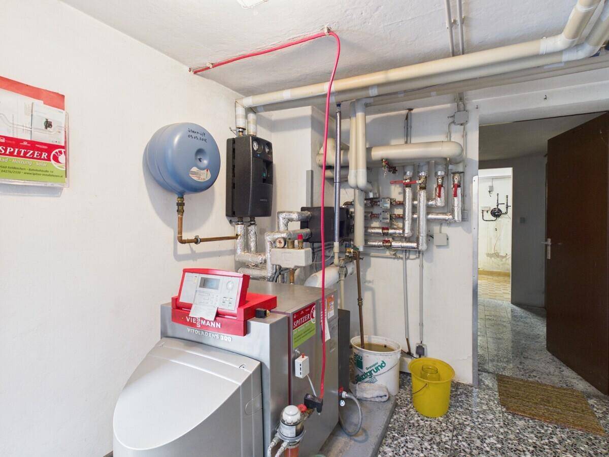 Technikraum mit Heizungsanlage und Warmwasserspeicher, gut zugänglich und funktional.