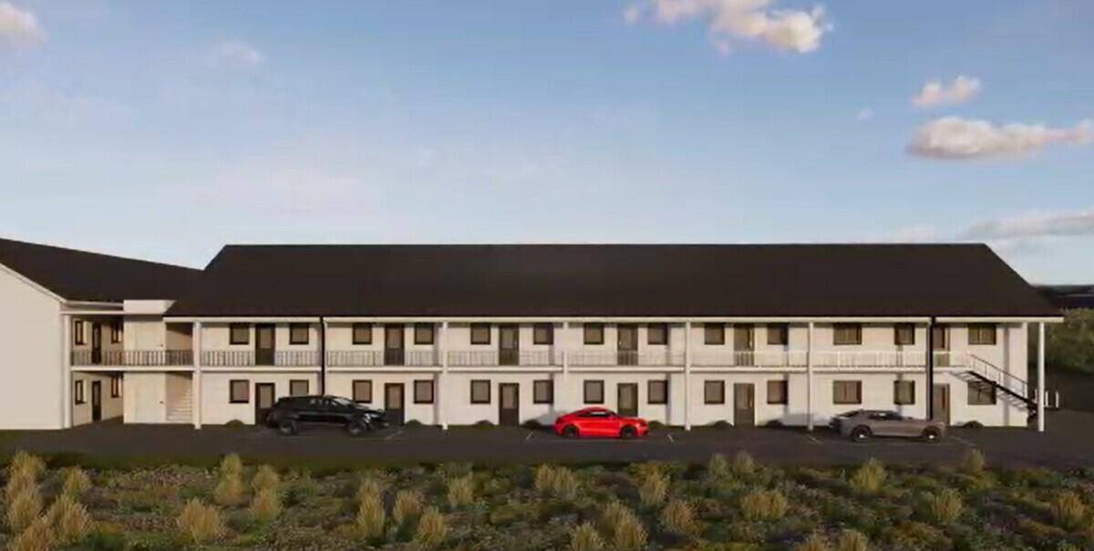 Ansicht der modernen Wohnanlage mit Balkonen und Parkplätzen, umgeben von grüner Landschaft.