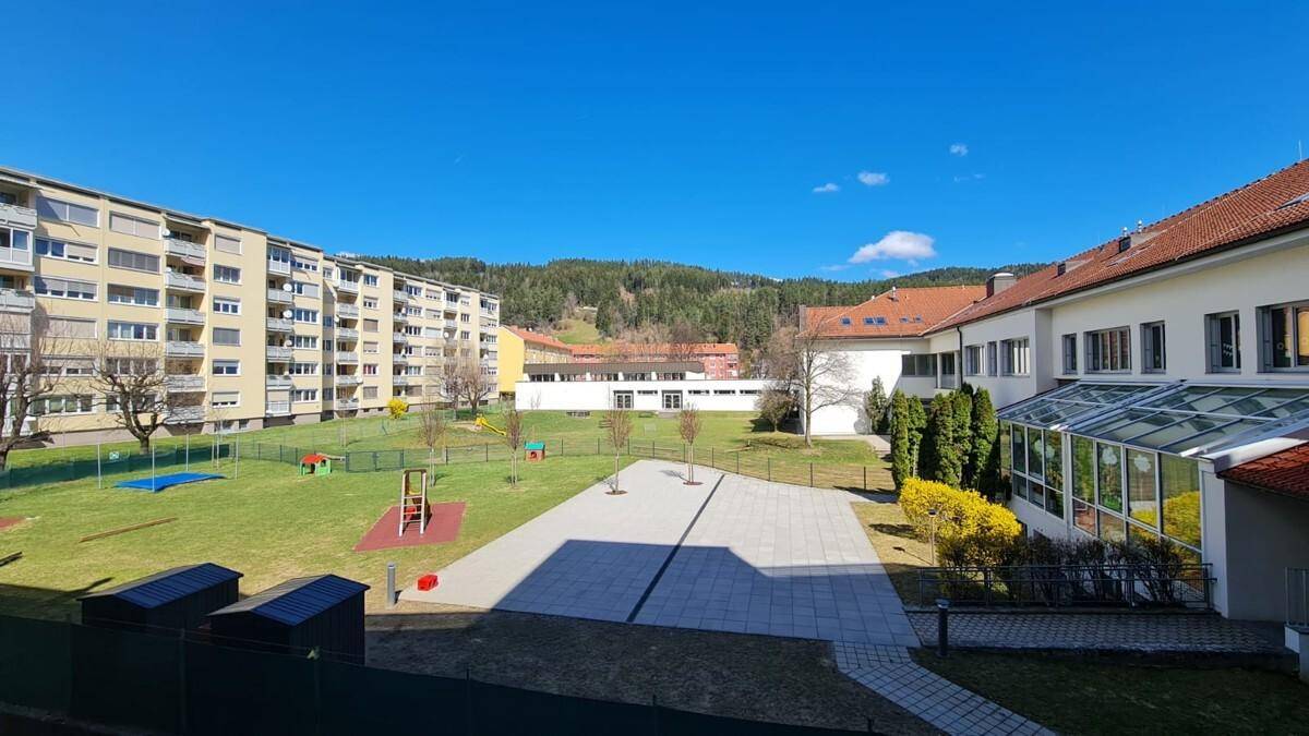 Zentrale Single-Wohnung mit großer Loggia – pohled 2