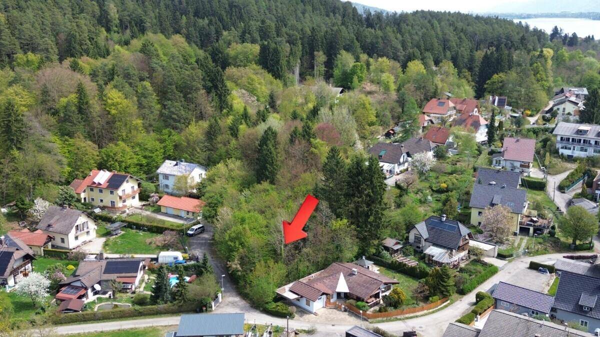 Luftaufnahme des Grundstücks und der umliegenden Bebauung, eingebettet in grüne Natur.