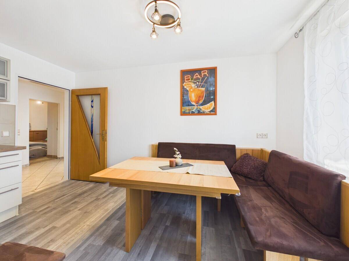Gemütlicher Essbereich mit Holztisch und Eckbank, ideal für Familienmahlzeiten.