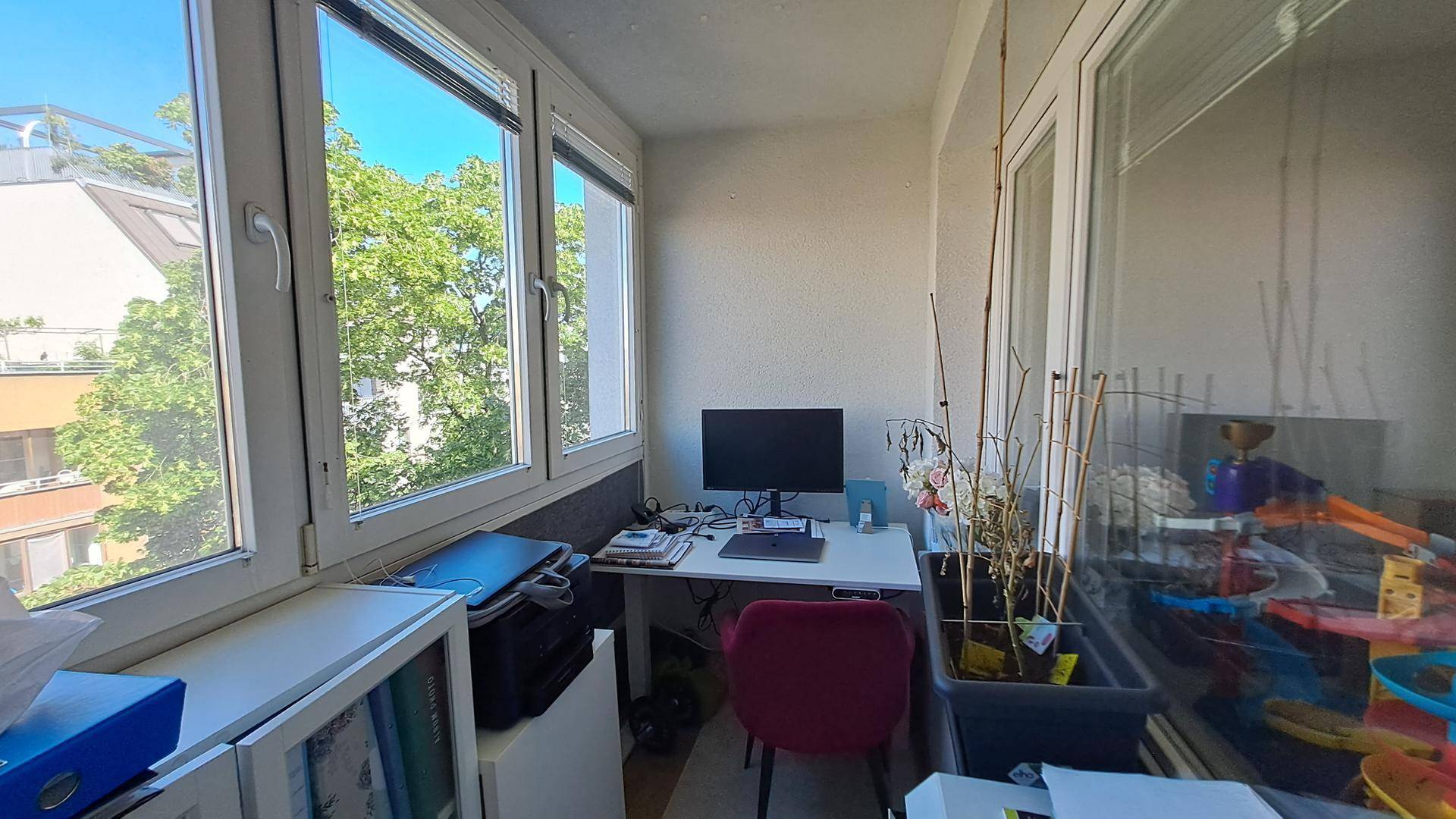 Helles Büro mit großzügigen Fenstern und Blick ins Grüne, ideal für Home-Office.