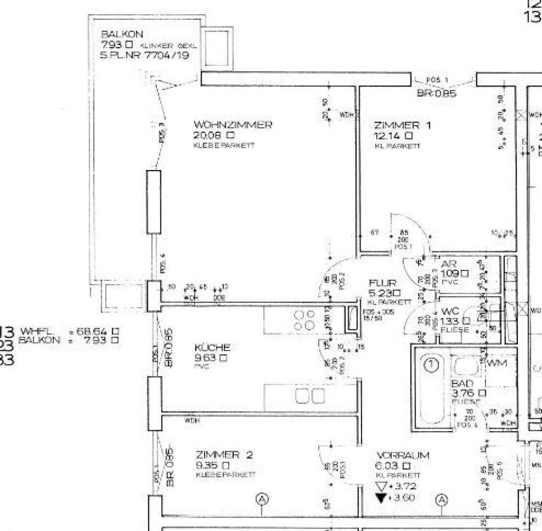 Detaillierter Grundriss einer Wohnung mit Wohnzimmer, zwei Schlafzimmern, Küche, Bad, WC und Balkon.