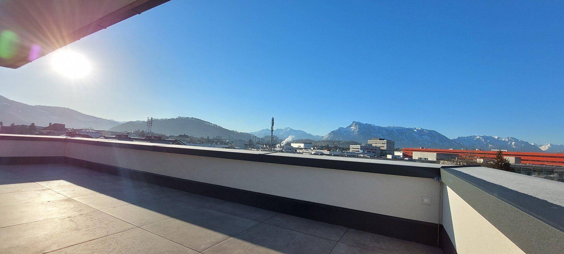 Weitläufige Terrasse mit sonnigem Bergblick und klarer Himmelsansicht.
