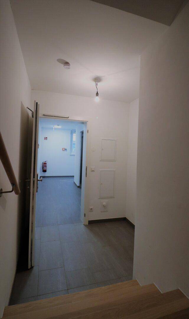 Eingangsbereich mit Fliesenboden und Treppenaufgang zu den oberen Etagen.