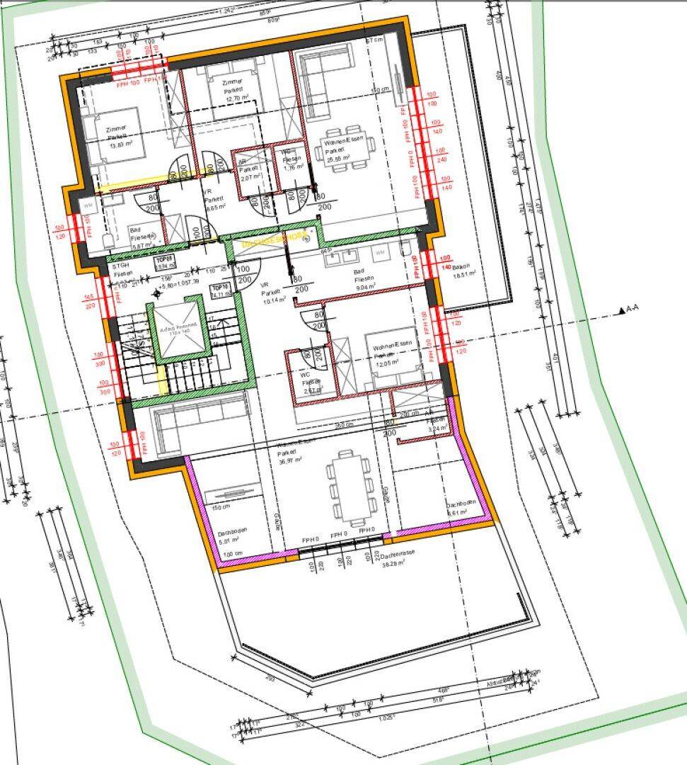 Detaillierter Grundriss einer Wohnung mit mehreren Zimmern, Balkon und Terrassenbereichen.
