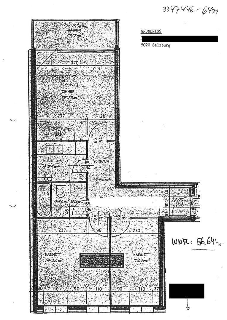 Detaillierter Grundriss einer Wohnung mit Zimmern, Küche, Bad und Balkon.