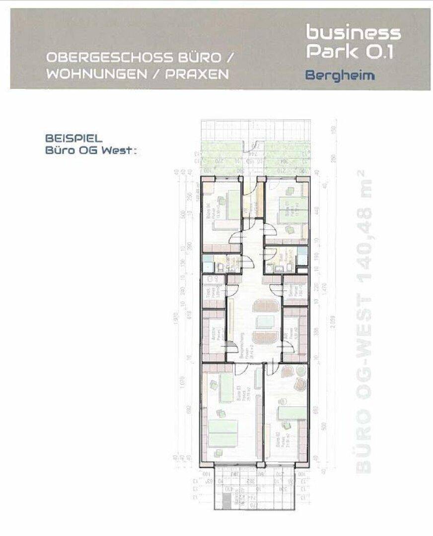 Grundriss eines Büros im Obergeschoss mit mehreren Arbeitsbereichen und einem Balkon.