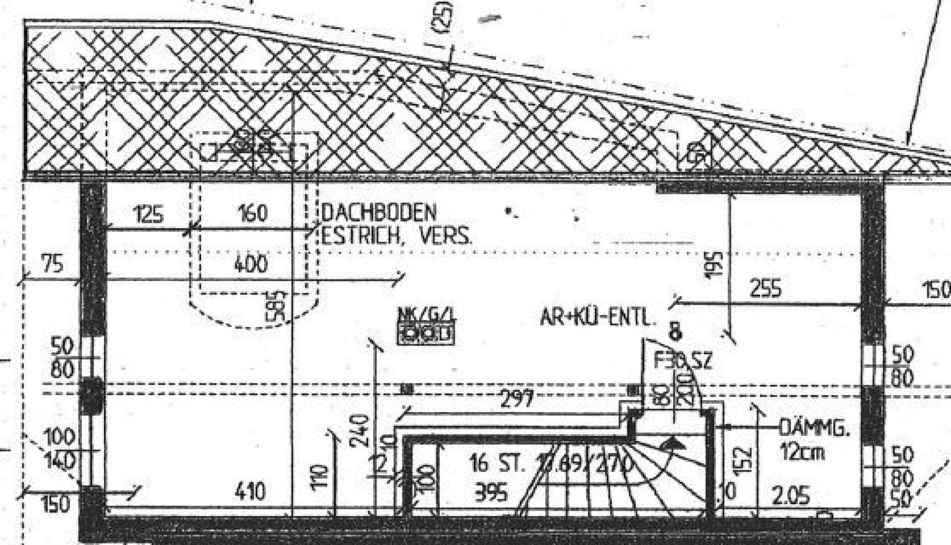 Grundriss des Dachgeschosses mit Schrägen und Dachboden.