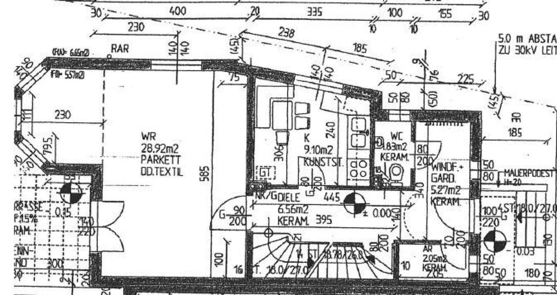 Grundriss des Erdgeschosses mit Wohnzimmer, Küche und WC.