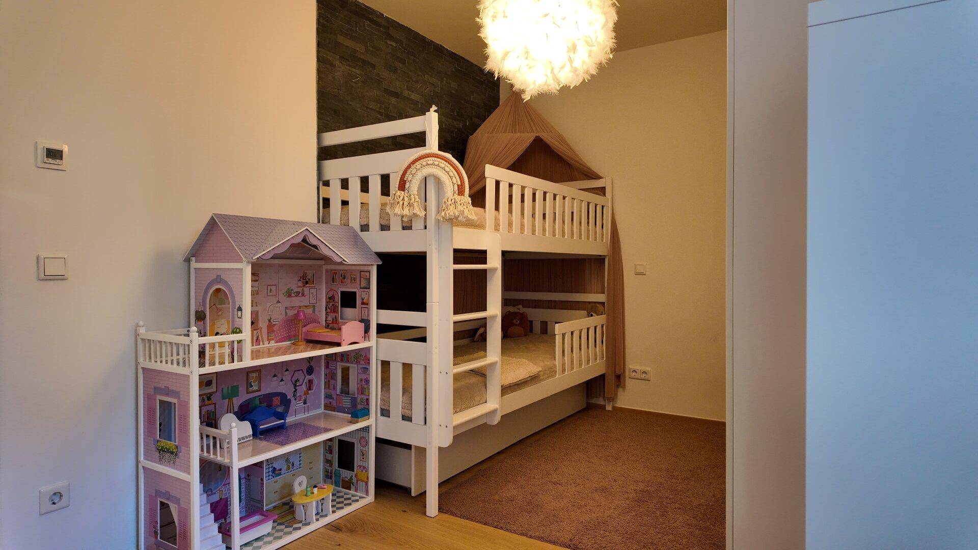 Gemütliches Kinderzimmer mit Etagenbett und Spielzeug, ideal für Geschwister oder Übernachtungsgäste.