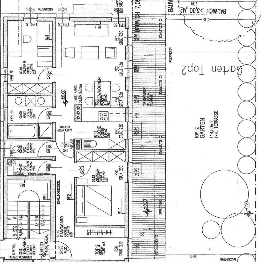 Grundriss des Erdgeschosses mit offenem Wohnbereich, Küche, Terrasse und großem Garten.