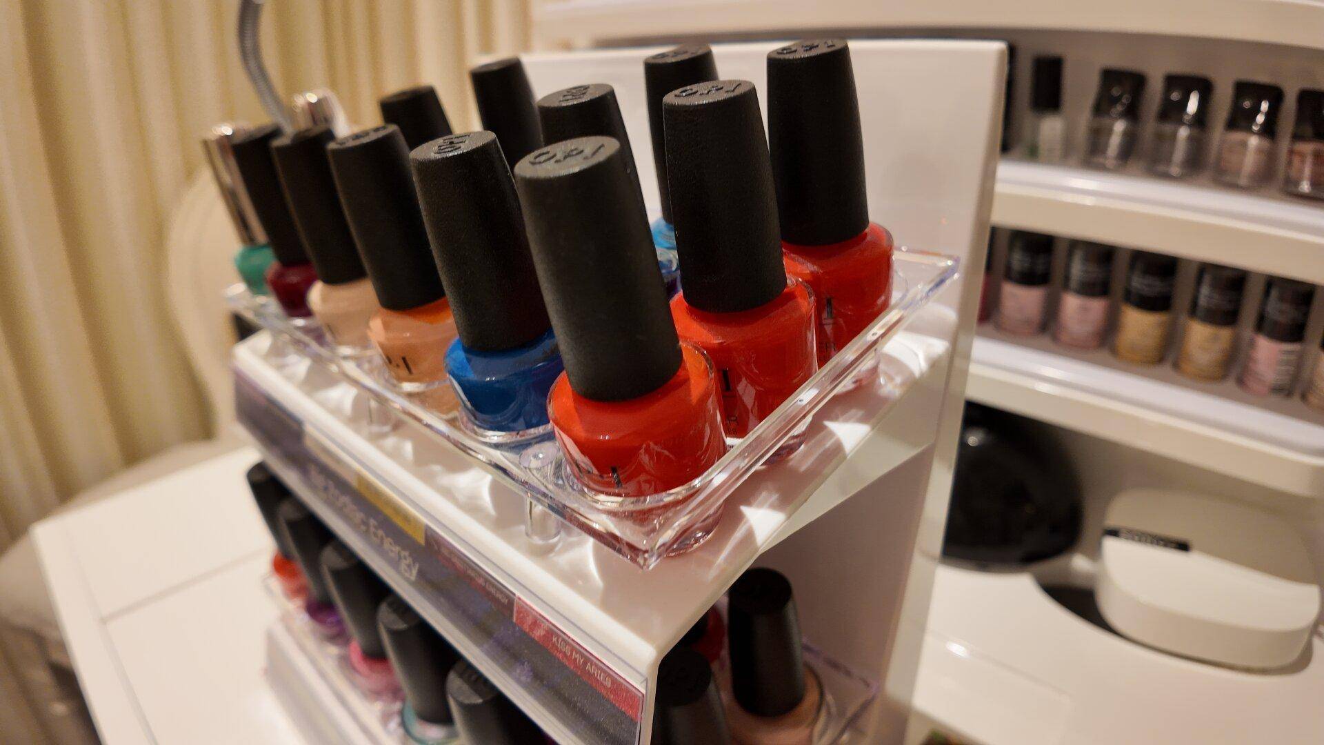 Nahaufnahme von Nagellackflaschen in verschiedenen Farben auf einem Verkaufsständer.
