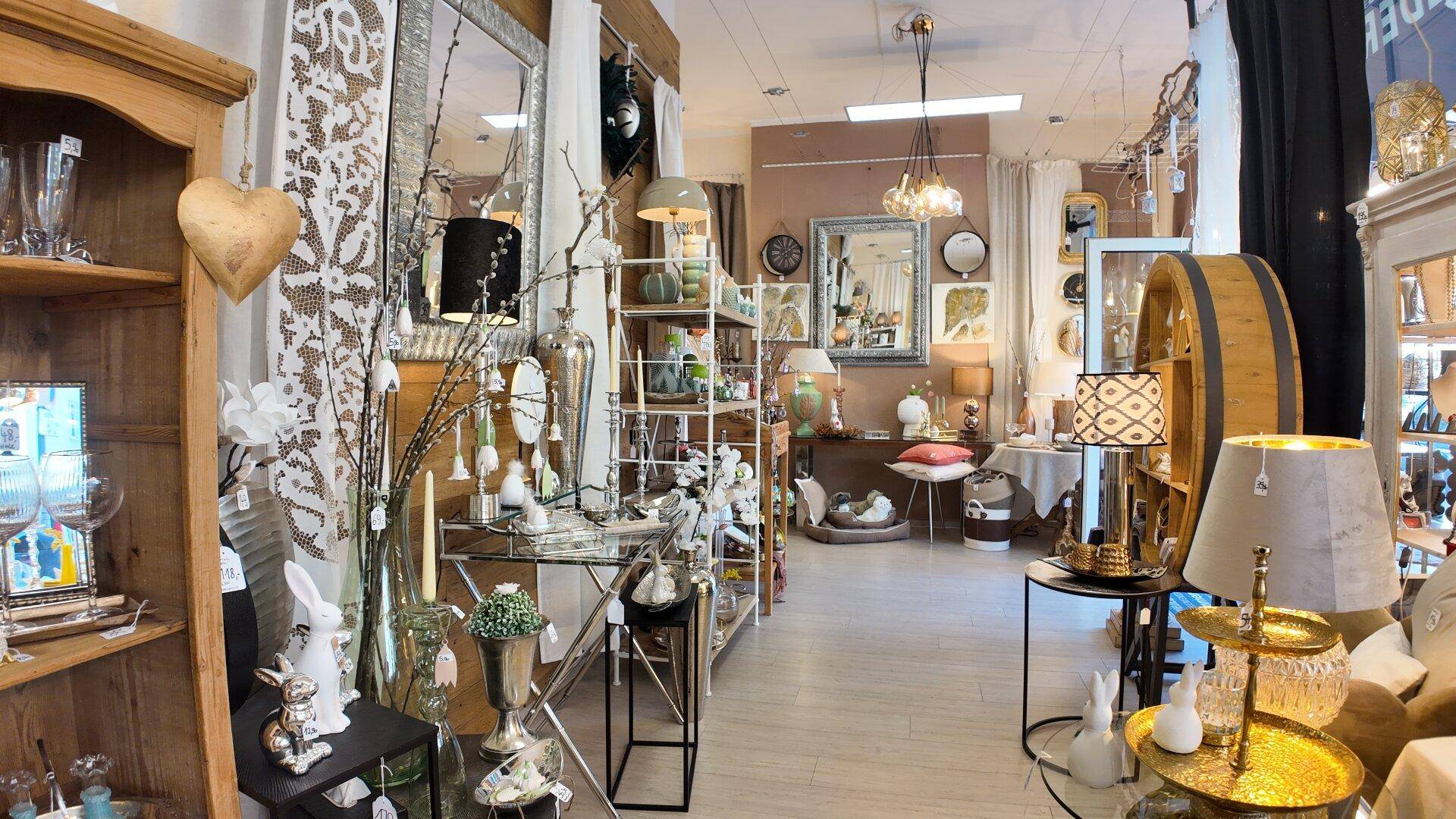 Panoramablick durch den Verkaufsraum, der eine breite Palette an Wohnaccessoires und Möbeln in verschiedenen Stilen zeigt.