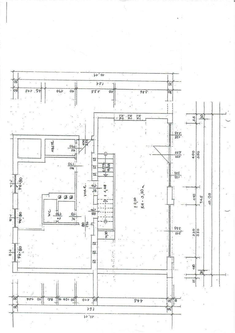 Detaillierter Grundriss eines Gebäudes mit verschiedenen Räumen und Bemaßungen.