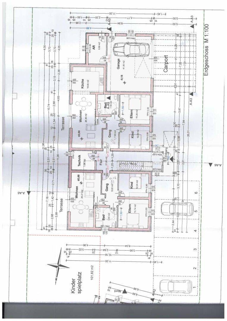 Grundriss des Erdgeschosses mit zwei Wohneinheiten, jeweils mit Wohnzimmer, Küche, Schlafzimmern und Terrasse, sowie Garage und Carport.