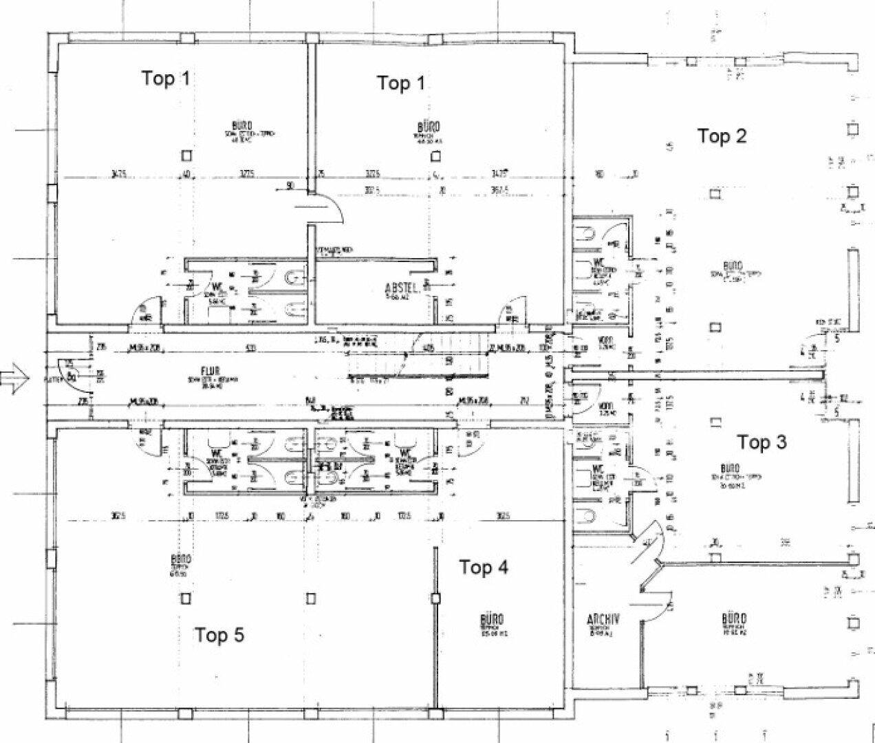Grundrissplan eines Gebäudes mit verschiedenen Büroräumen und Sanitäranlagen.