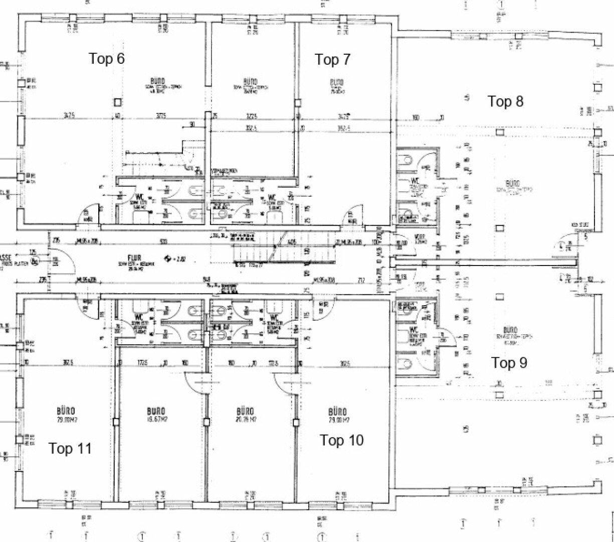 Grundrissplan mit mehreren Büroeinheiten, Fluren und Sanitärbereichen auf einer Etage.