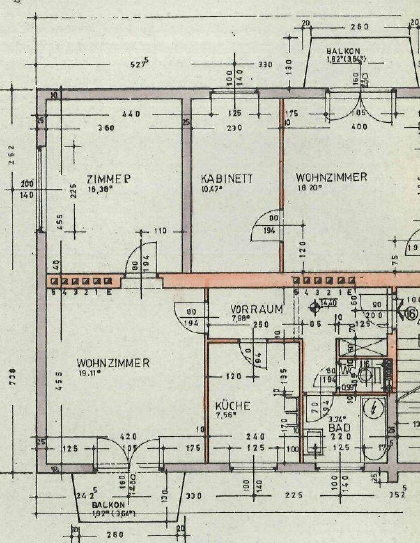 Detaillierter Grundriss einer Wohnung mit mehreren Zimmern, separater Küche, Bad, separatem WC und zwei Balkonen.