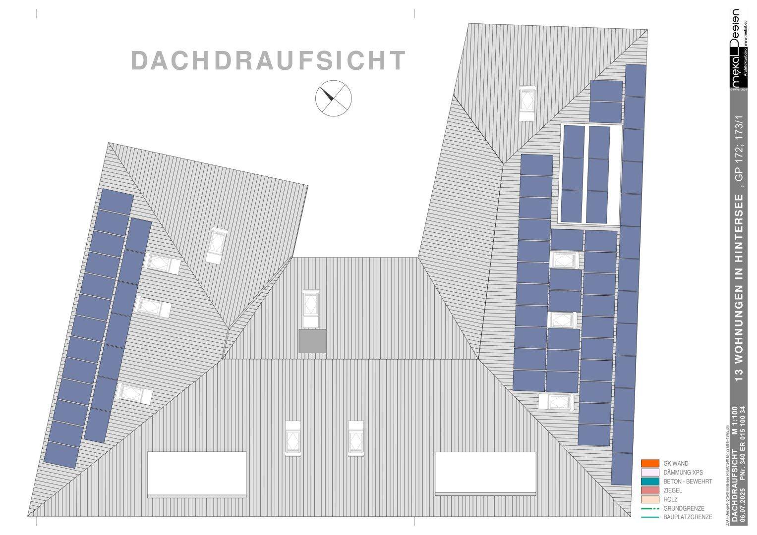 Dachaufsicht des Gebäudes mit Solaranlagen und Dachfenstern für natürliche Belichtung.