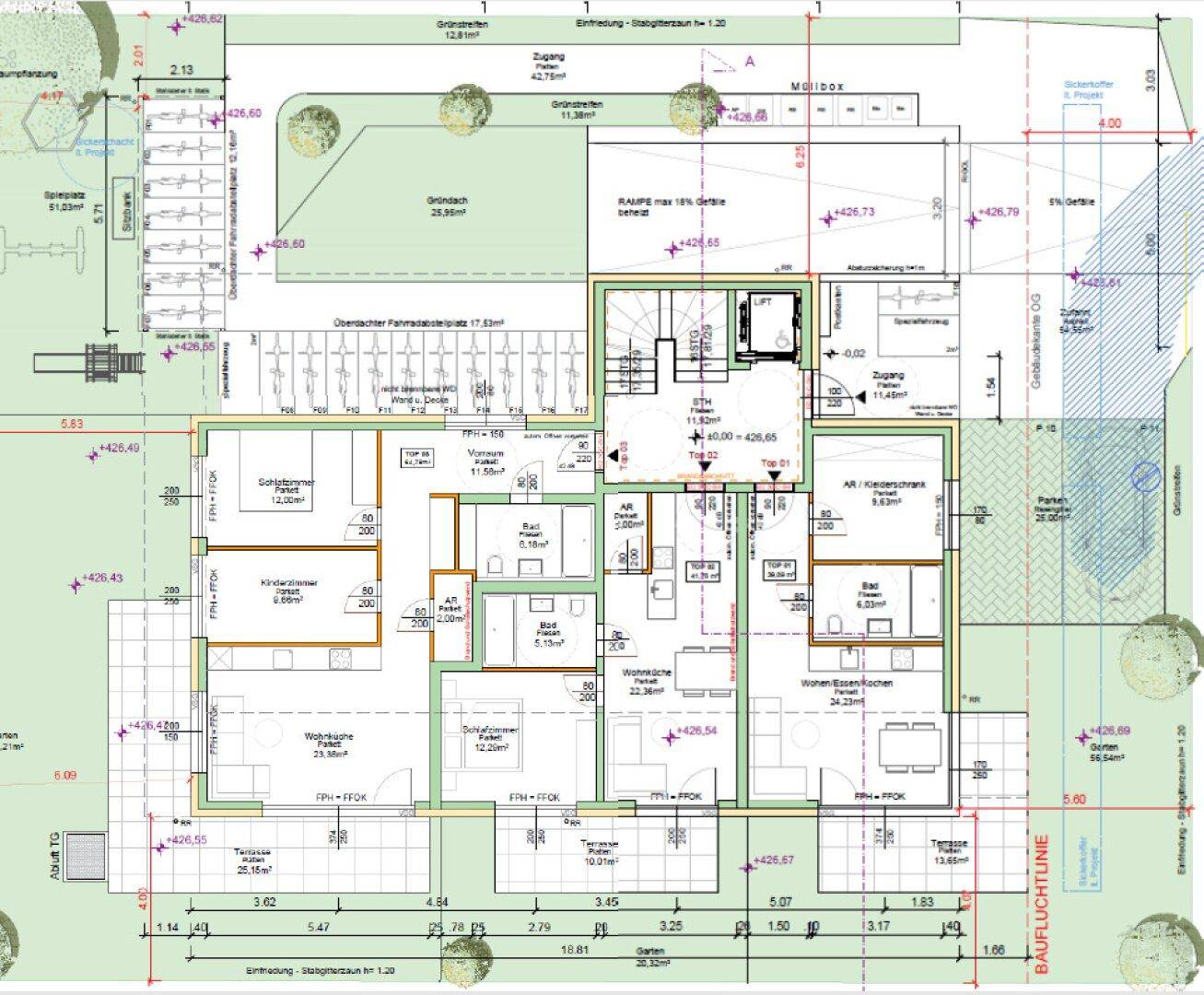 Detaillierter Grundriss mit offenem Wohn-/Ess-/Kochbereich, mehreren Terrassen und Gartenflächen. Ein Aufzug und eine Rampe sind für Barrierefreiheit vorhanden.