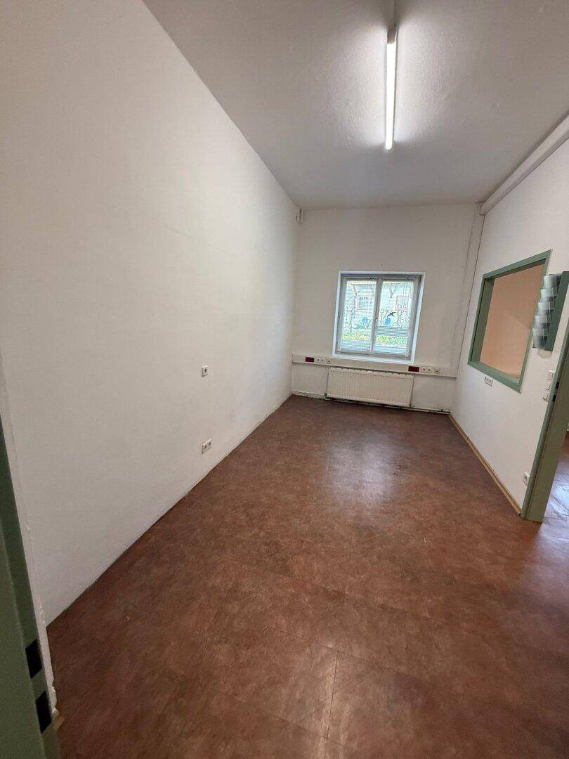 Leerer Raum mit Linoleumboden und Fenstern, der vielseitig als Büro oder Arbeitszimmer genutzt werden kann.