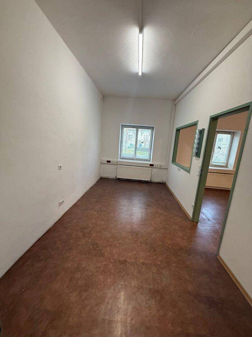 Leerer Raum mit Linoleumboden und Fenstern, der vielseitig als Büro oder Arbeitszimmer genutzt werden kann.