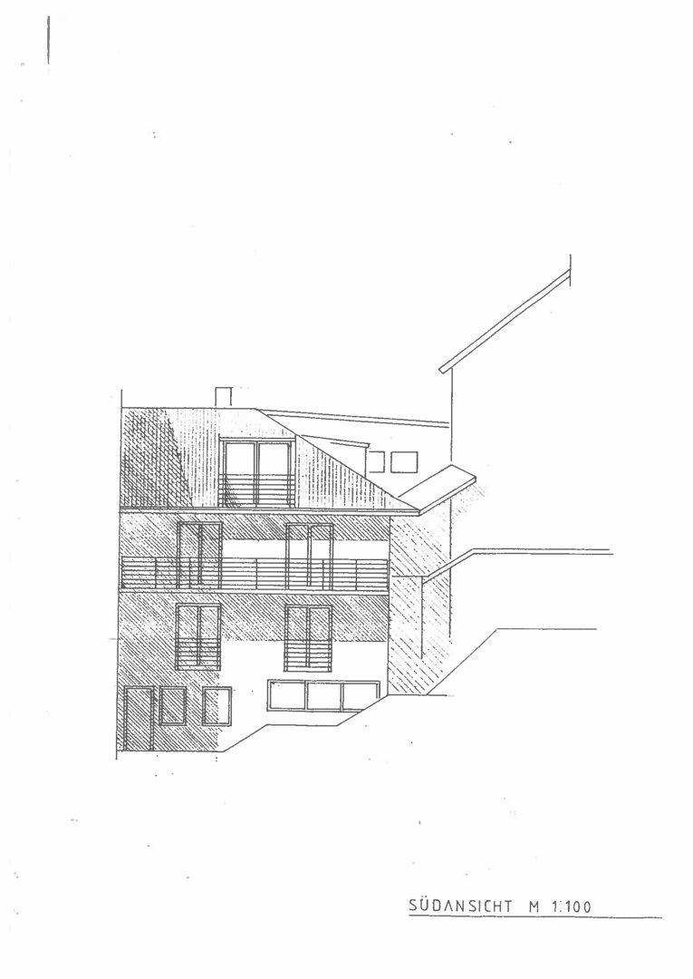 Südansicht des Gebäudes mit mehreren Balkonen und großen Fensterfronten.