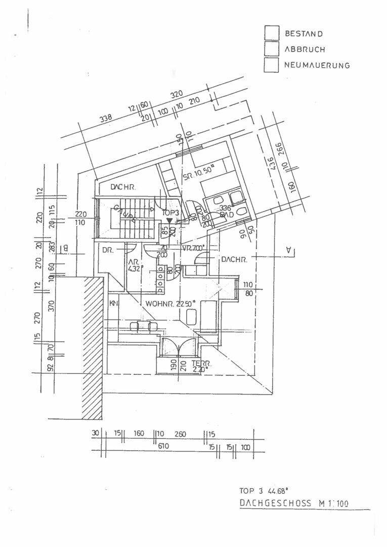 Grundriss des Dachgeschosses mit Wohnbereich, Schlafzimmer und Dachschrägen.
