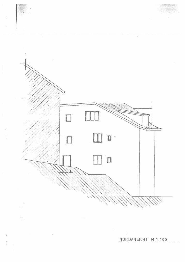 Nordansicht des Gebäudes mit schrägen Dächern und unterschiedlichen Fensteranordnungen.