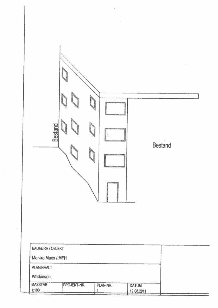 Westansicht eines Bestandsgebäudes mit Fenstern und einem Vordach.