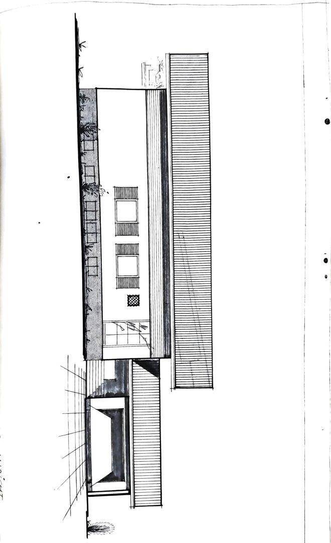 Seitenansicht des Gebäudes mit architektonischen Details und Fensteranordnung.
