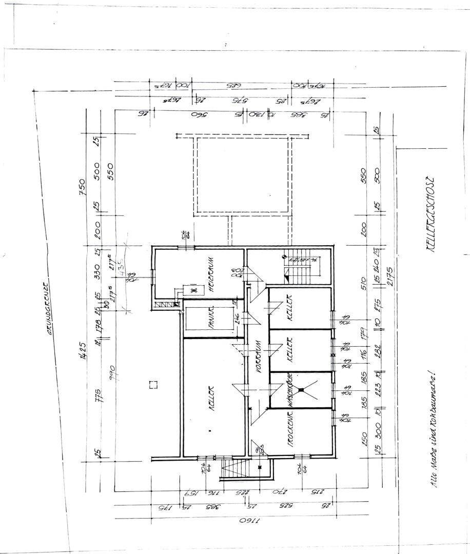 Grundriss des Kellergeschosses mit verschiedenen Kellerräumen und Treppenhaus.