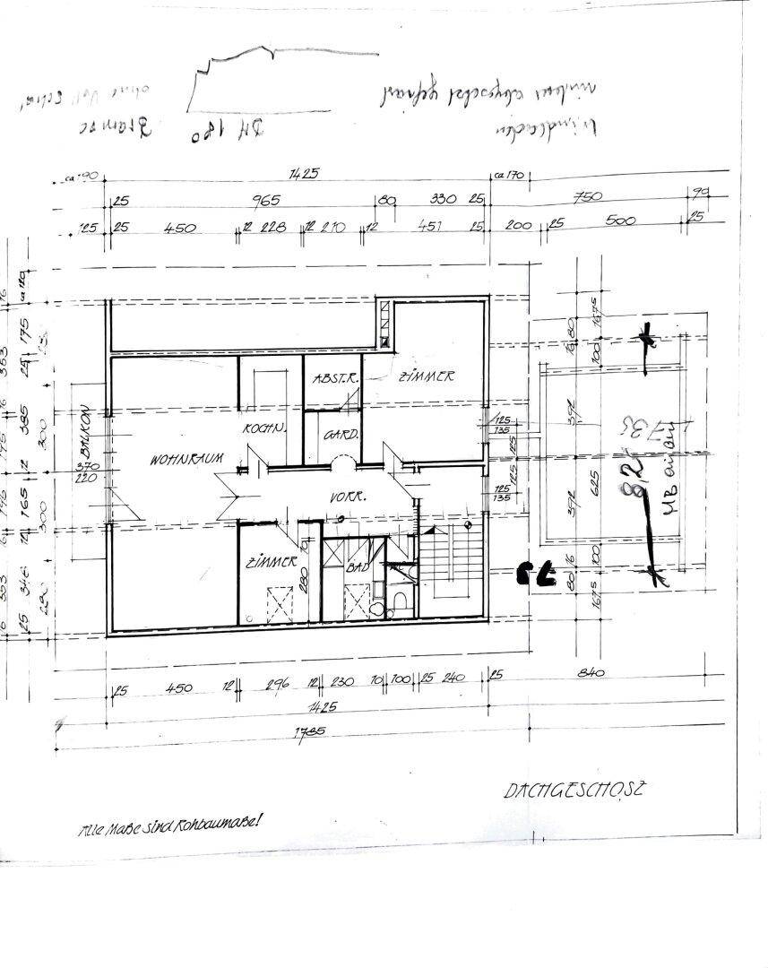 Grundriss des Dachgeschosses mit Wohnraum, Schlafzimmern und Balkon.