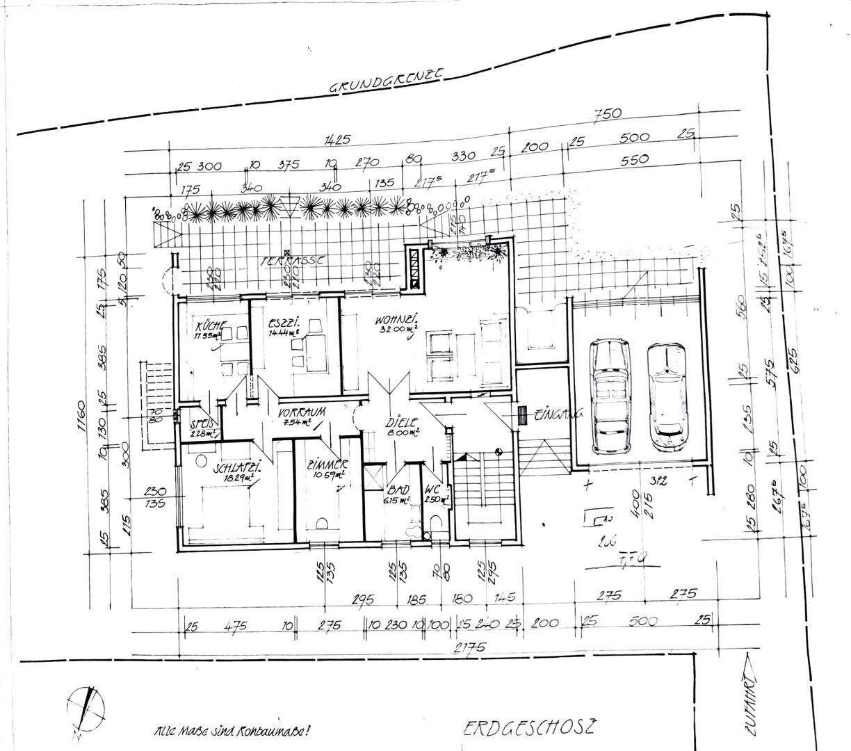Grundriss des Erdgeschosses mit Wohnbereich, Küche, Terrasse und Garage.