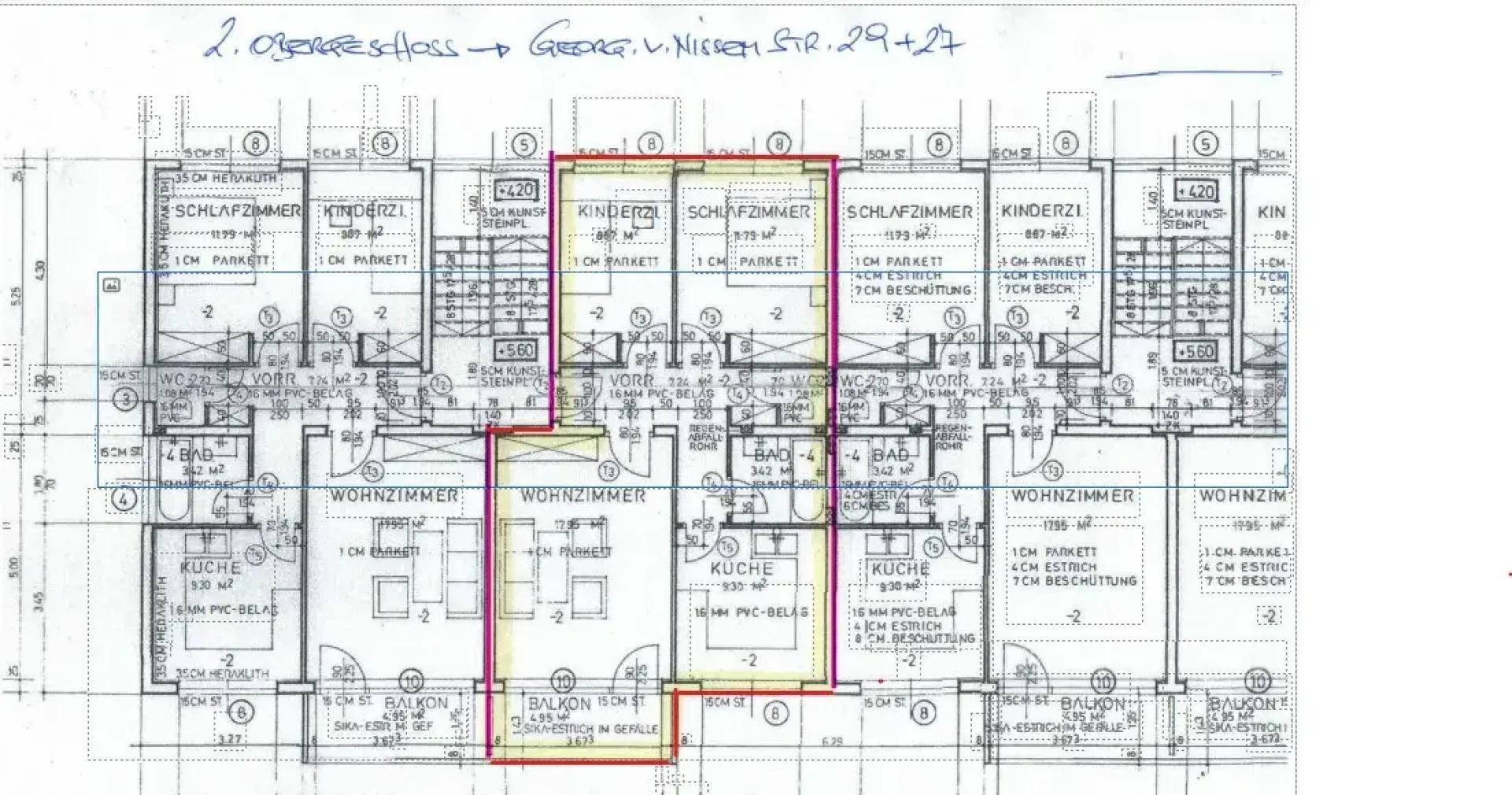 Detaillierter Grundrissplan eines Mehrfamilienhauses mit mehreren Wohneinheiten, Balkonen und klarer Raumaufteilung.