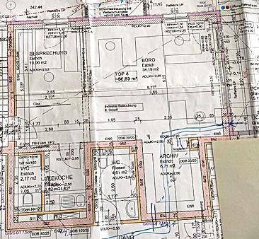 Detaillierter Grundriss mit verschiedenen Räumen, Flächenangaben und Sanitärinstallationen.